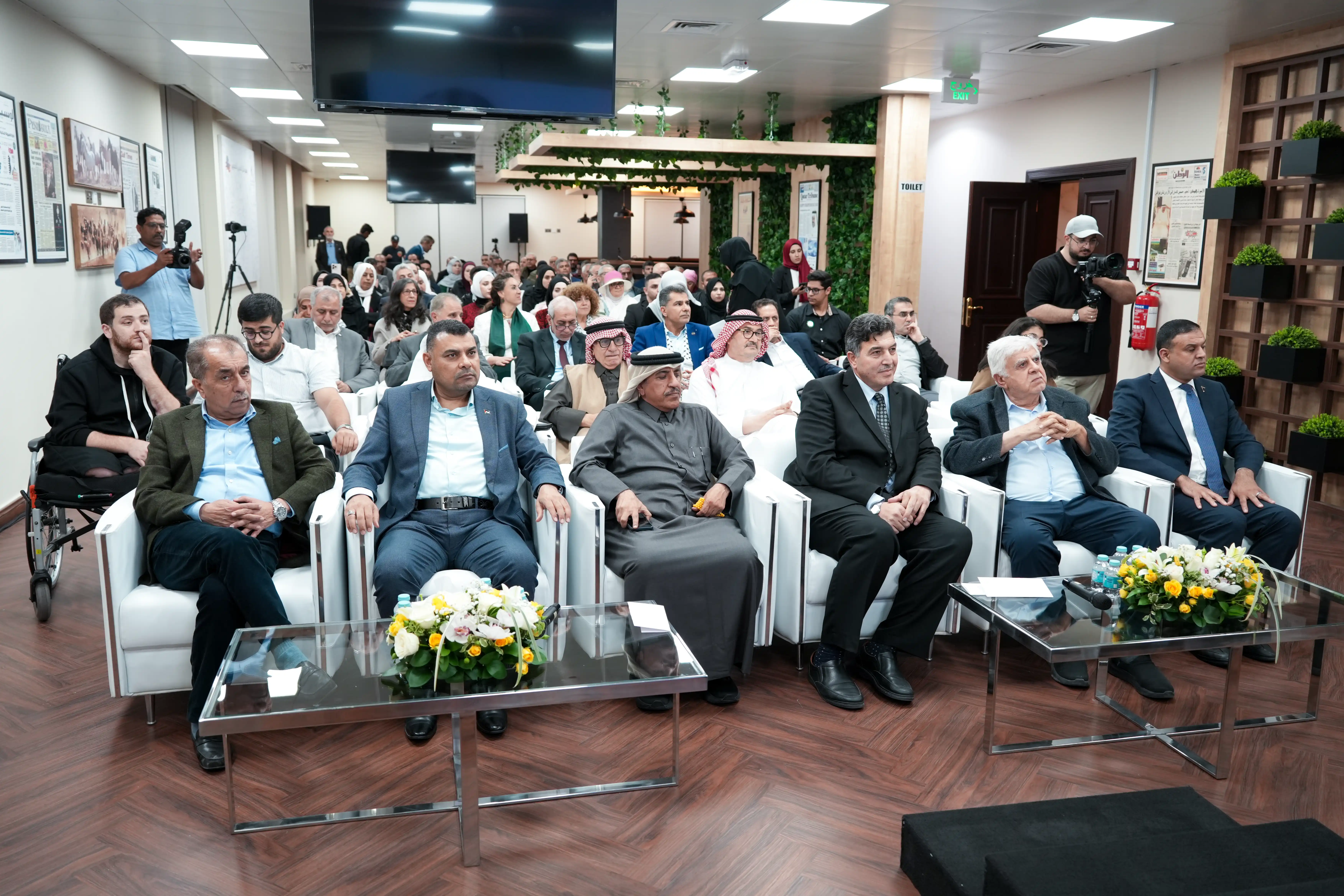 ضيوف  تدشين موسوعة المخيمات الفلسطينية